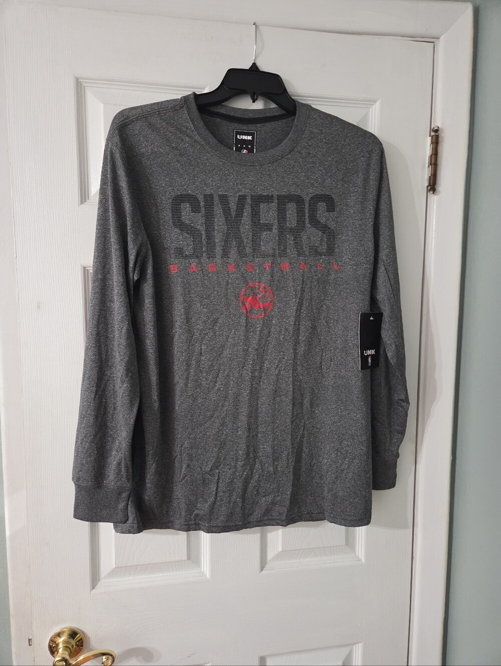 UNK NBA Official Gray Long-Sleeve Philadelph Sixers Graphic Tee . L
